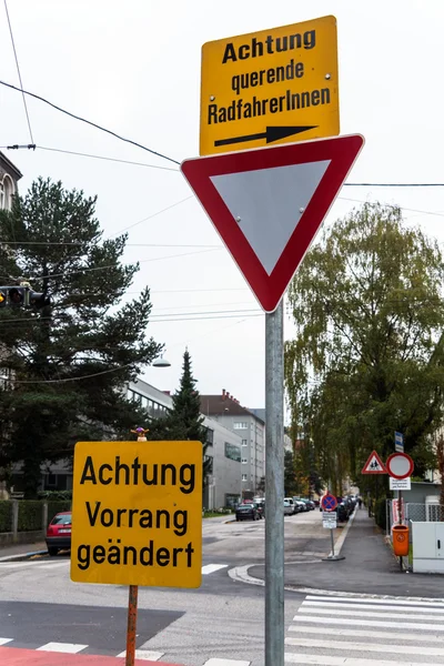 Panneaux de signalisation et panneaux réglementaires — Photo