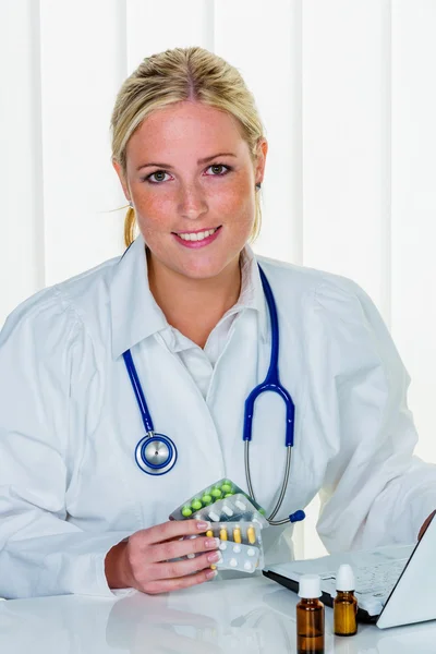 Médico escreve uma receita para comprimidos — Fotografia de Stock