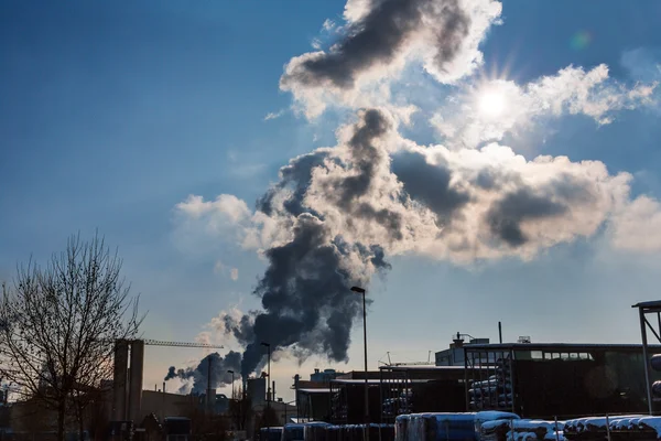 Camino industriale con gas di scarico — Foto Stock