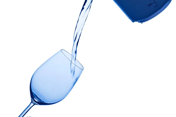 Water is gegoten in een glas water — Stockfoto