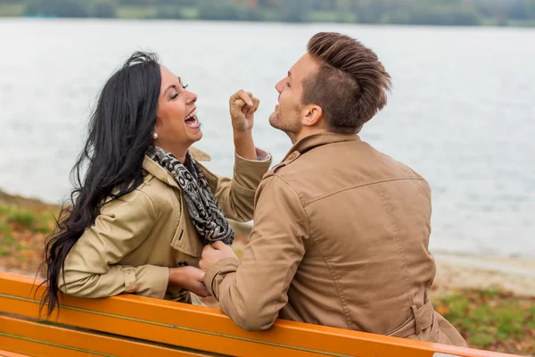 Amorous couple on a park bench — Stock Photo, Image