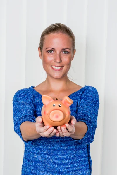 Mulher com banco porquinho — Fotografia de Stock