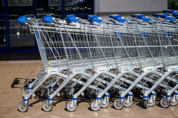 Wózek na zakupy poza supermarket — Zdjęcie stockowe