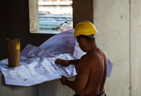 Travailleur de la construction sur un chantier — Photo