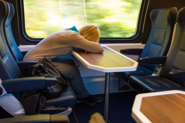 Durmiendo mujer en tren — Foto de Stock