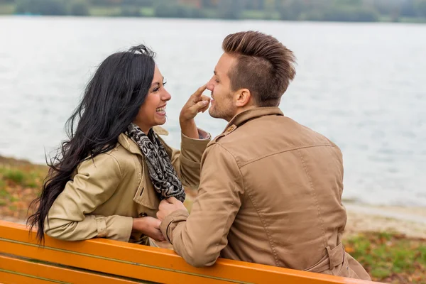 Amorösa par på en parkbänk — Stockfoto