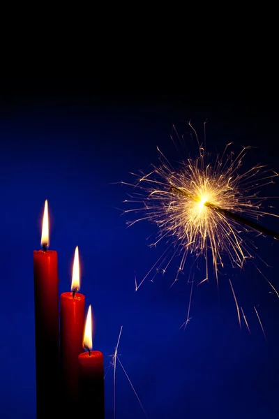 Chama de uma vela com sparkler — Fotografia de Stock