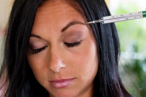 Frau mit Fieberthermometer — Stockfoto