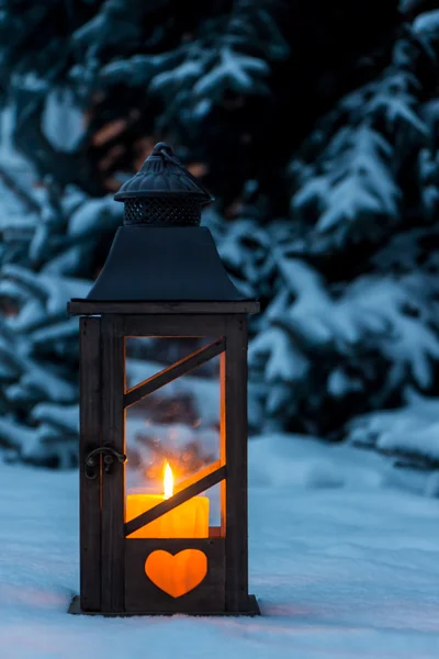 クリスマスに雪の中でランタン — ストック写真