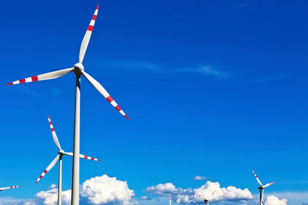 Turbiny wiatrowej elektrowni wiatrowej energii elektrycznej — Zdjęcie stockowe