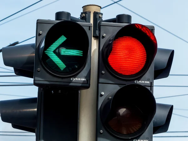 Verkeerslicht met rood licht en groen licht — Stockfoto