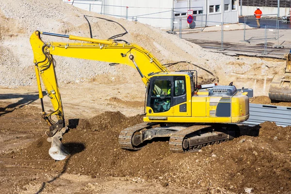 Excavadora en obra durante las obras de tierra — Foto de Stock