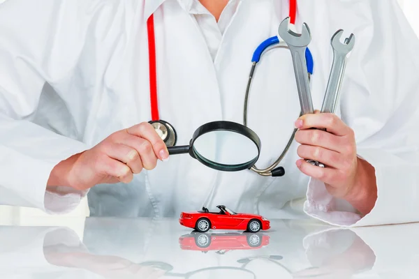 Car is examined by doctor — Stock Photo, Image