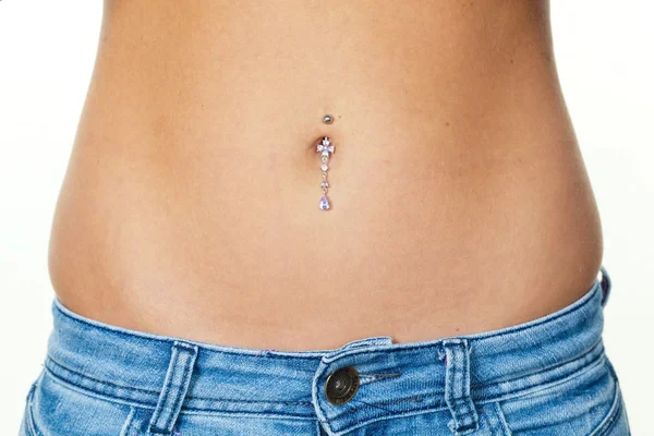 Mujer con piercing en el ombligo —  Fotos de Stock