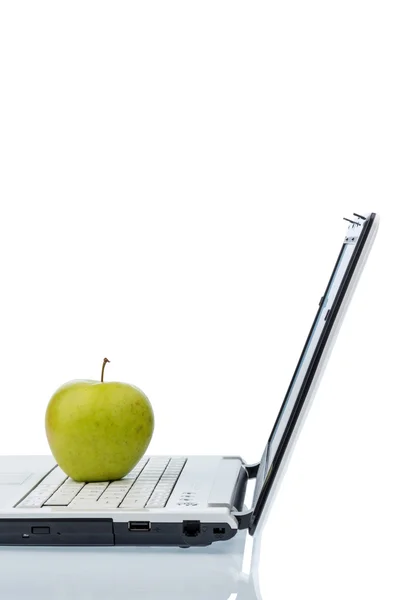 Pomme couchée sur un clavier — Photo