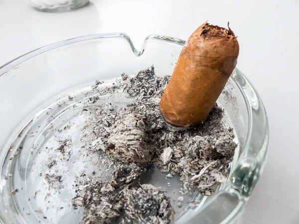 Cigarro en un cenicero — Foto de Stock