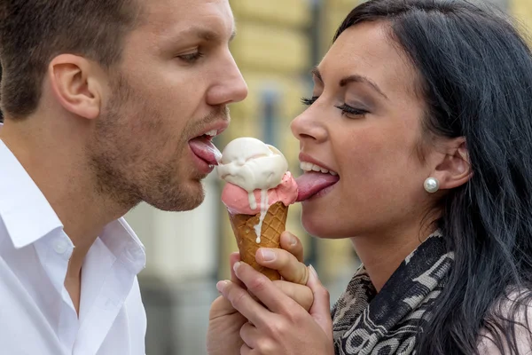 Coppia mangiare gelato a — Foto Stock