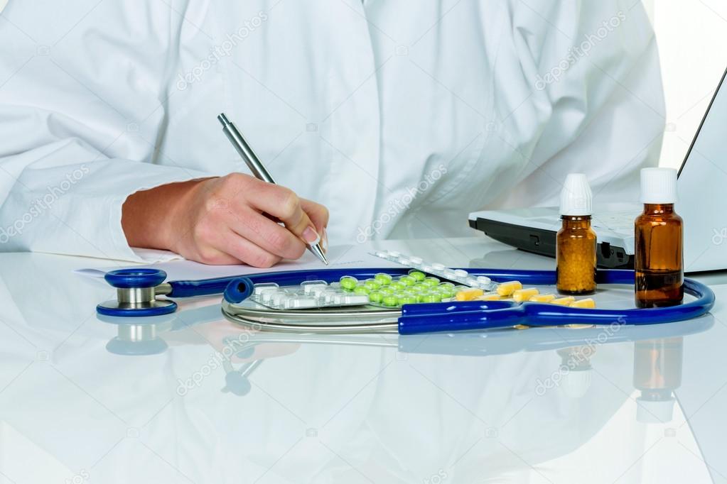 лекарства прописанные доктором. медикаментозная терапия. врач с лекарствами. лекарственная терапия. рекомендации врача.