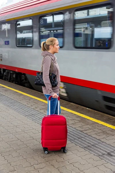 Donna in attesa di treno sulla stazione ferroviaria — Foto Stock