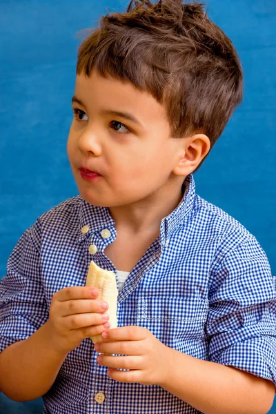 Niño come una banana — Stok fotoğraf