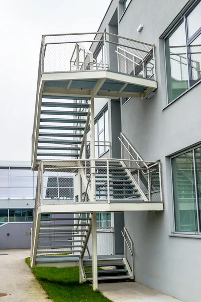 Внешняя лестница здания — стоковое фото