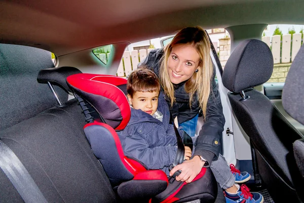 Ragazzo seduto su un seggiolino — Foto Stock