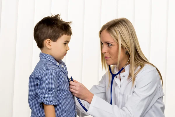 Doutor e menino — Fotografia de Stock