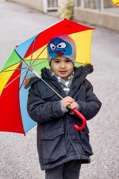 Niño con paraguas — Foto de Stock