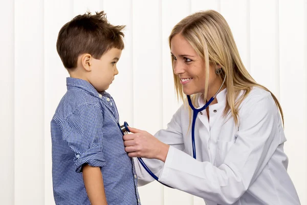 Läkare och unga boy — Stockfoto