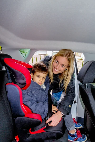 Garçon dans un siège enfant — Photo