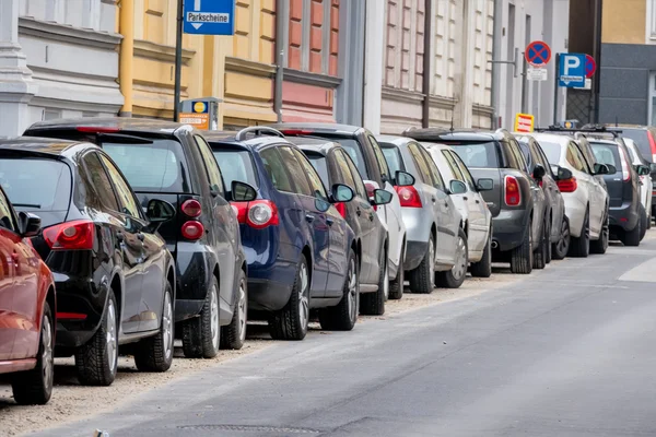 Carros estacionados na beira da estrada — Fotografia de Stock