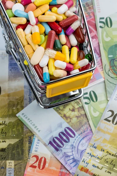 Tabletten, winkelwagentje, rekeningen — Stockfoto