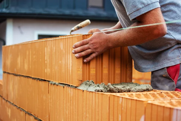 Trabalhador da construção num local de trabalho — Fotografia de Stock