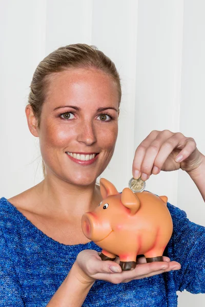 Frau mit Sparschwein — Stockfoto