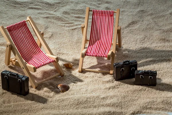 Cadeira deck na praia arenosa — Fotografia de Stock