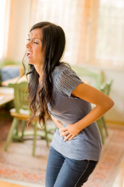 Mulher tem dor abdominal — Fotografia de Stock