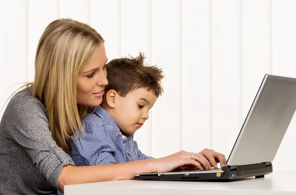 Мать и сын на компьютере — стоковое фото