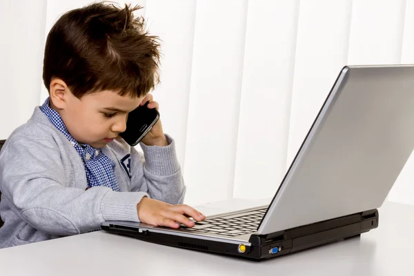 Kleine jongen op een laptop — Stockfoto