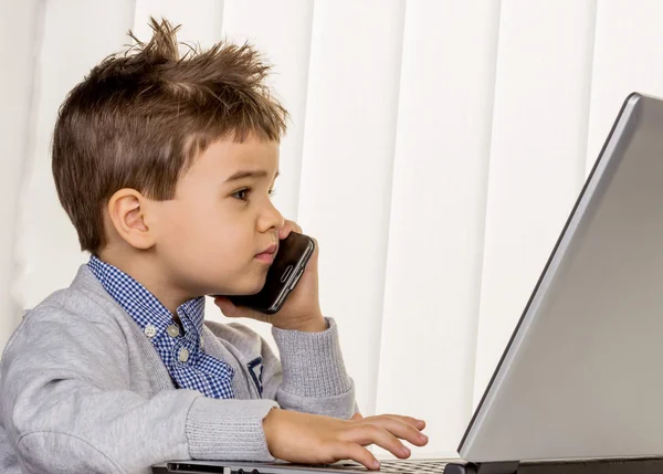 Kleine jongen op een laptop — Stockfoto