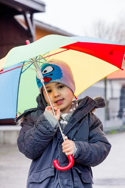 Çocuk şemsiye ile — Stok fotoğraf