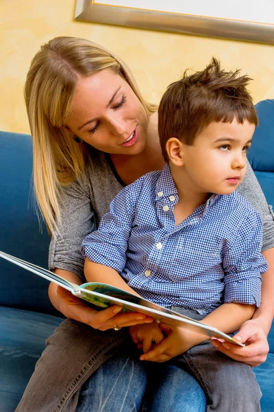 Mor och son läser en bok — Stockfoto