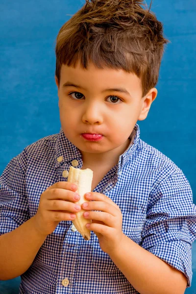 Niño come un plátano — Foto de Stock