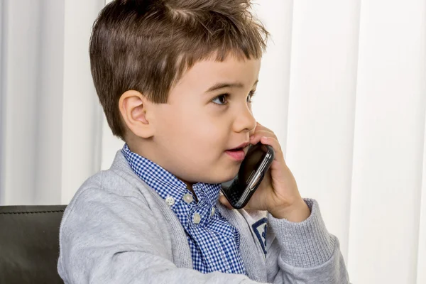 Kleine jongen op een laptop — Stockfoto