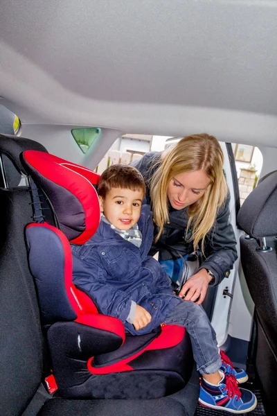 Jongen in een kinderzitje — Stockfoto