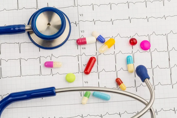 Stetoskop och tabletter på en EKG — Stockfoto