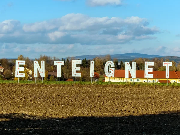 Letras expropiadas en un campo — Foto de Stock