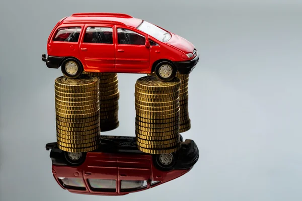 Rosnące koszty samochodu. samochód na monety — Zdjęcie stockowe