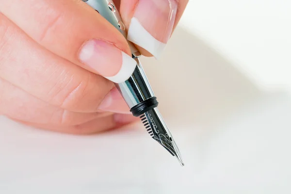 Mano con penna stilografica firma contratto — Foto Stock