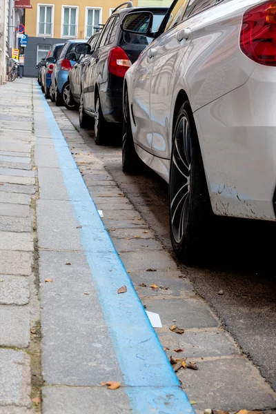 Mavi bölge ve park etmiş arabaların — Stok fotoğraf