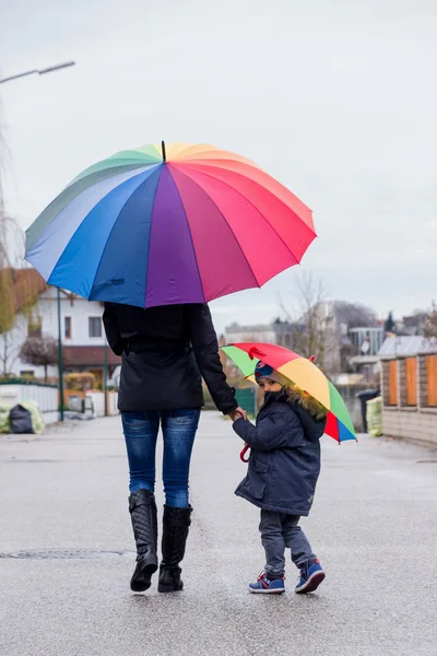 Mor och barn med paraply — Stockfoto